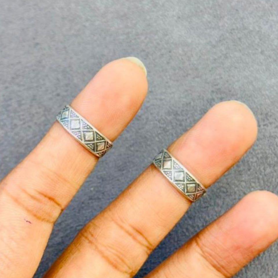 Tribal Pattern Oxidised Band Toe Rings - The Aarna Jewels