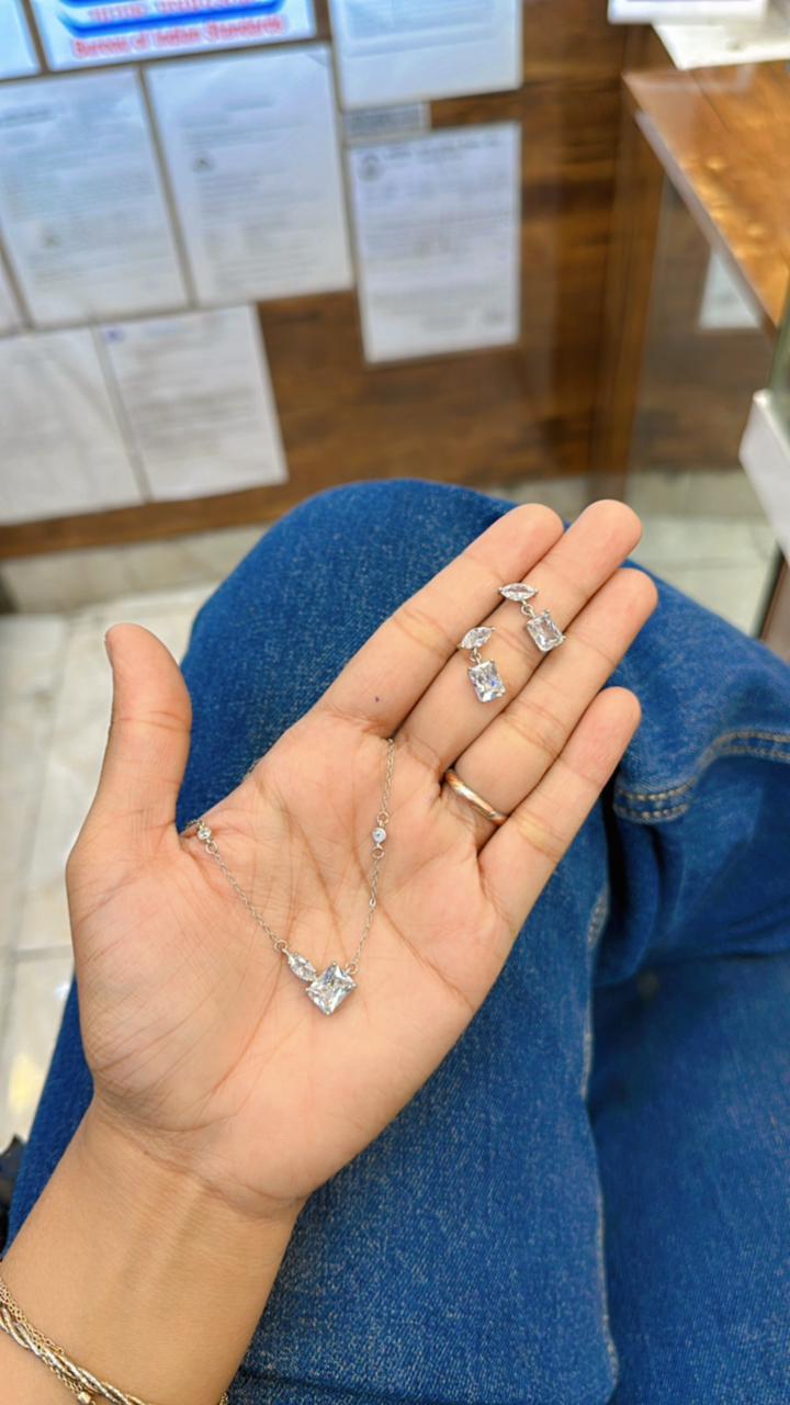 Aurelia Emerald - Cut Pendant Set - The Aarna Jewels