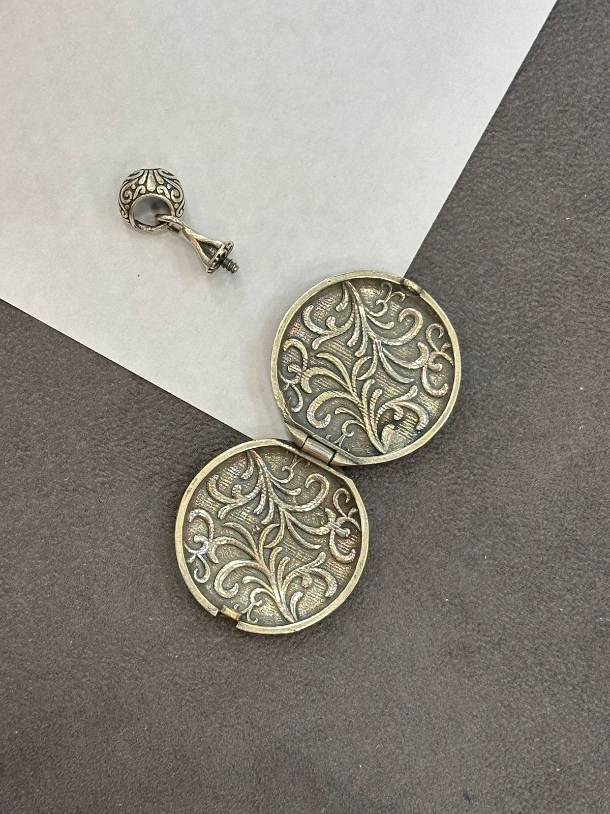 Chuppi Daulat Pendant - The Aarna Jewels