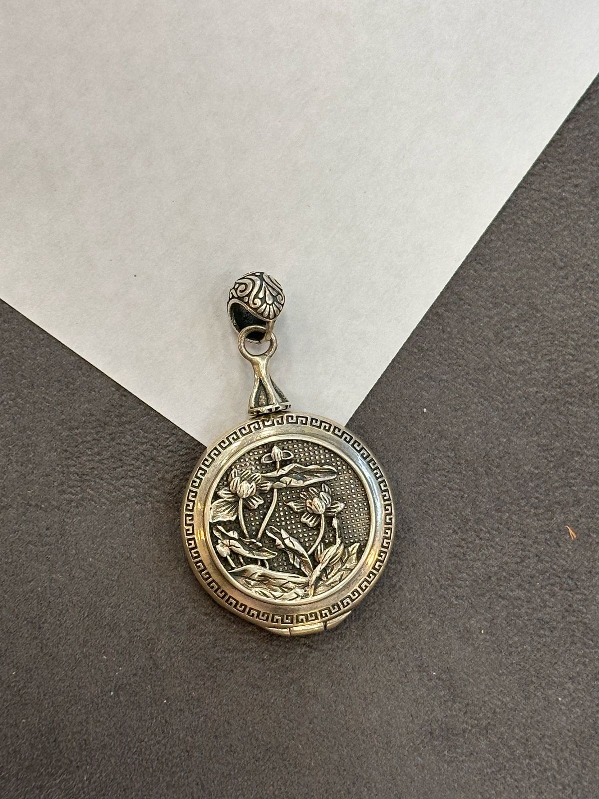 Chuppi Daulat Pendant - The Aarna Jewels