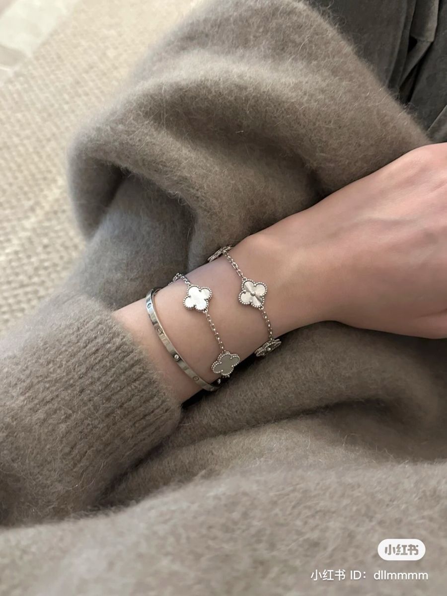 Iris Five Clover Bracelet - The Aarna Jewels