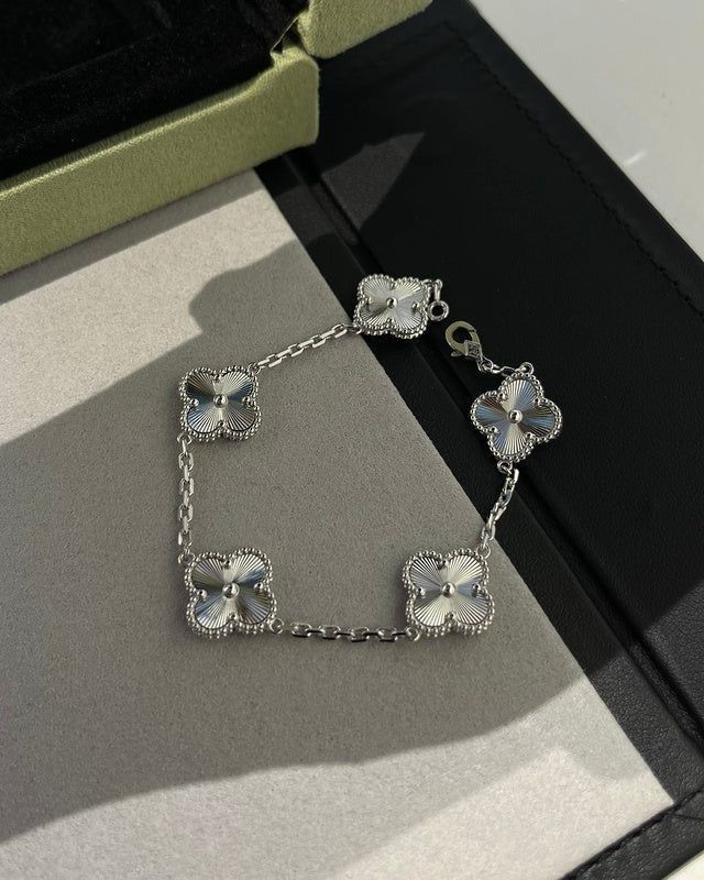 Iris Five Clover Bracelet - The Aarna Jewels